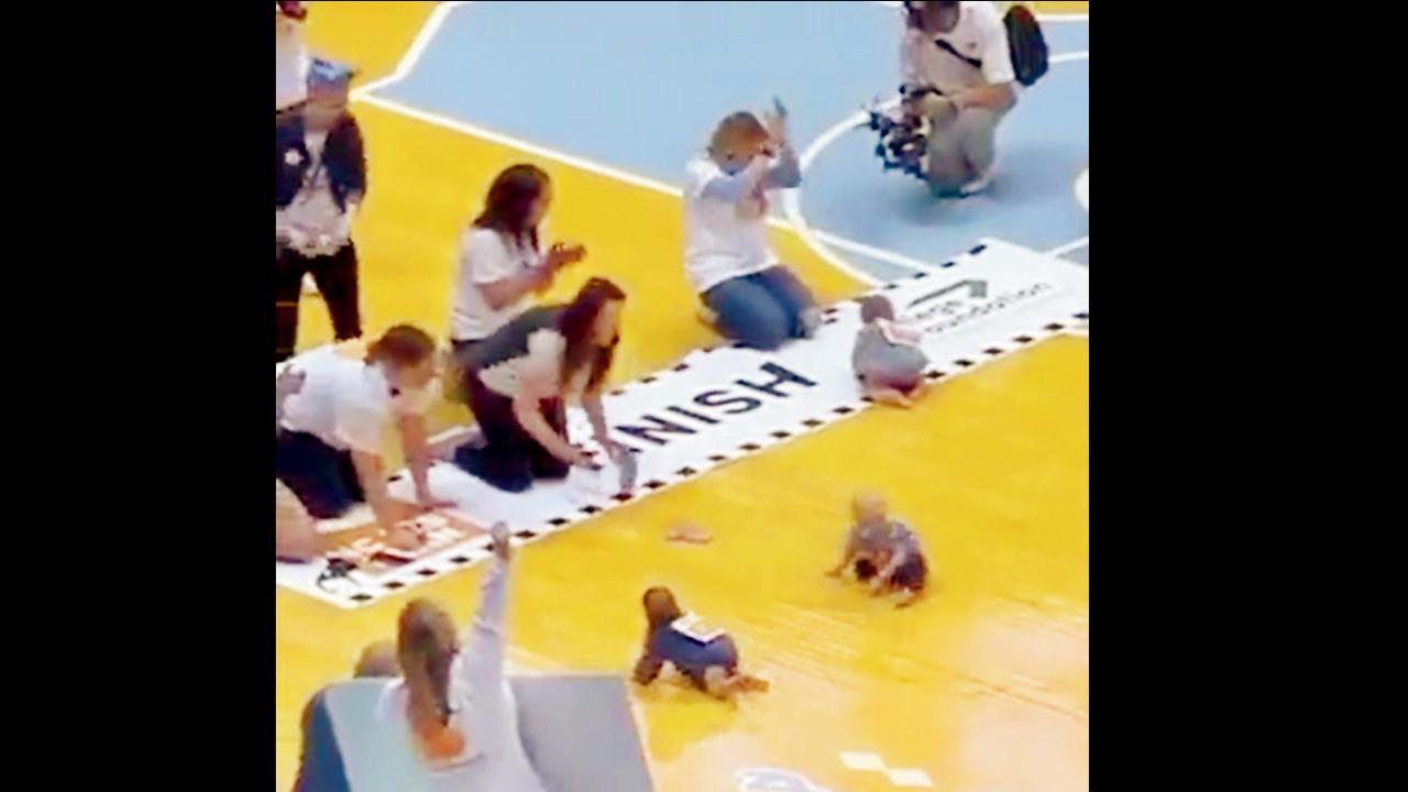 બાસ્કેટબૉલ કોર્ટમાં ભાંખોડિયા ભરવાની રેસનો વિડિયો વાઇરલ