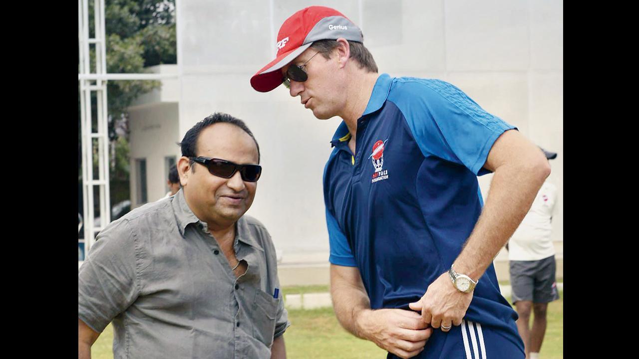 થોડા સમય પહેલાં ચેન્નઈના એમઆરએફ પેસ ફાઉન્ડેશન ખાતે ગ્લેન મૅકગ્રા સાથે એસ. દિનાકર. તસવીર વી. ગણેશન