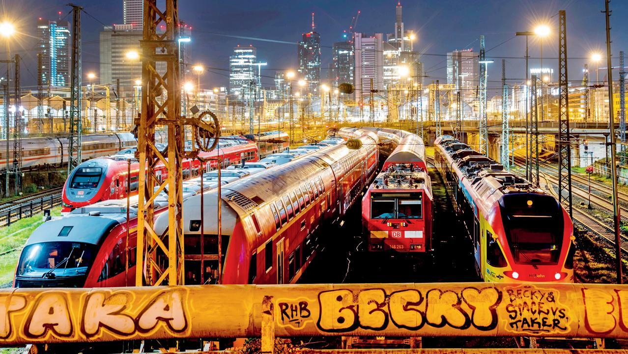 જર્મનીના ફ્રૅન્કફર્ટમાં હડતાળને કારણે મેઇન ટ્રેન સ્ટેશનની બહાર પાર્ક કરવામાં આવેલી ટ્રેનો.