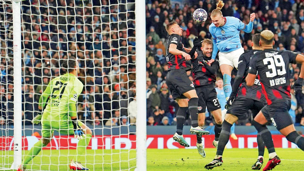 મંગળવારે હેડરથી પાંચમો ગોલ કરી રહેલો અર્લિંગ હાલૅન્ડ. તસવીર એ.પી./પી.ટી.આઇ.