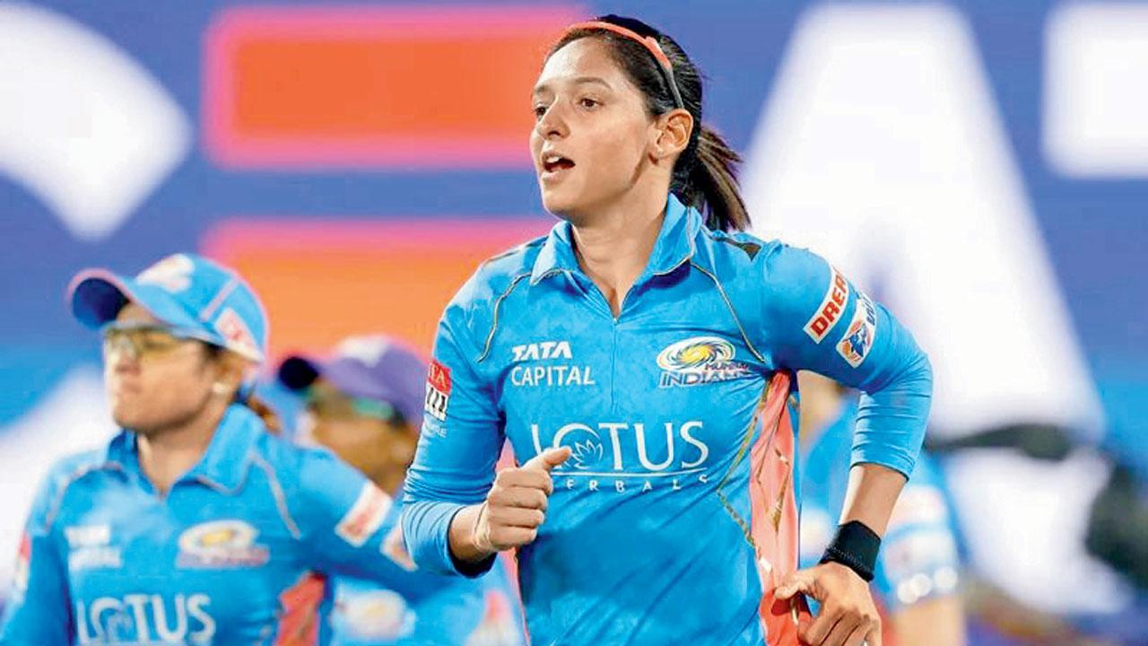 ગુરુવારની મૅચ દરમ્યાન મુંબઈ ઇન્ડિયન્સની કૅપ્ટન હરમનપ્રીત કૌર.  wplt20.com