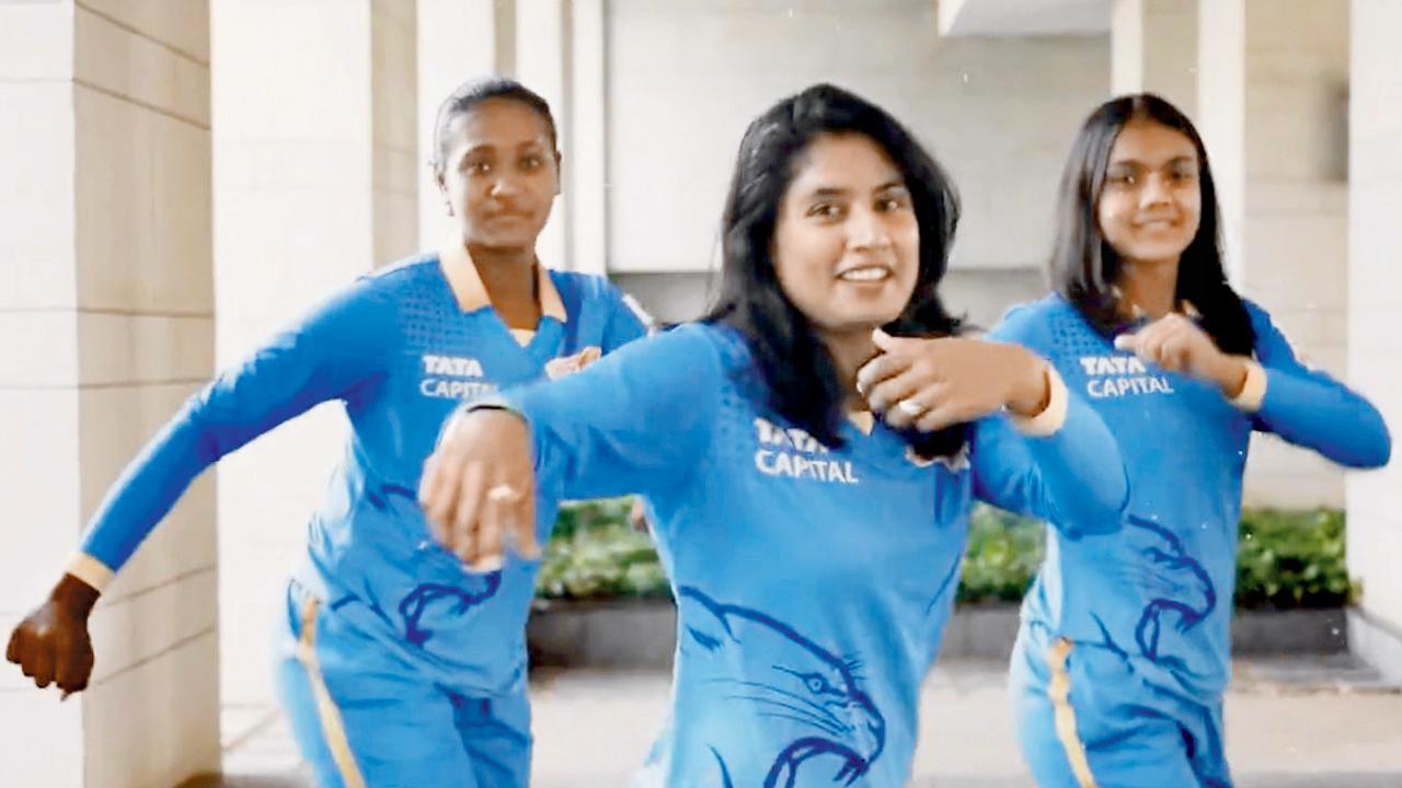 ગુજરાત જાયન્ટ્સના ફ્રૅન્ચાઇઝીએ ટીમની મેન્ટર મિતાલી રાજ (વચ્ચે) અને ટીમની પ્લેયર હર્લી ગાલા (જમણે) સહિતની ખેલાડીઓનો ડબ્લ્યુપીએલના આરંભ પહેલાંનો વિડિયો મીડિયામાં શૅર કર્યો છે.