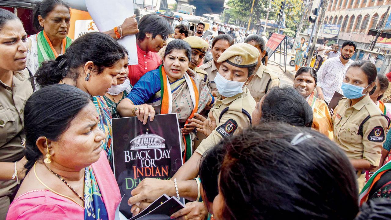 હૈદરાબાદમાં ગઈ કાલે રાહુલ ગાંધીનું સંસદસભ્યપદ રદ કરવાના નિર્ણયની વિરુદ્ધ વિરોધ-પ્રદર્શન કરી રહેલી મહિલા કૉન્ગ્રેસના નેતાઓ અને કાર્યકરો.