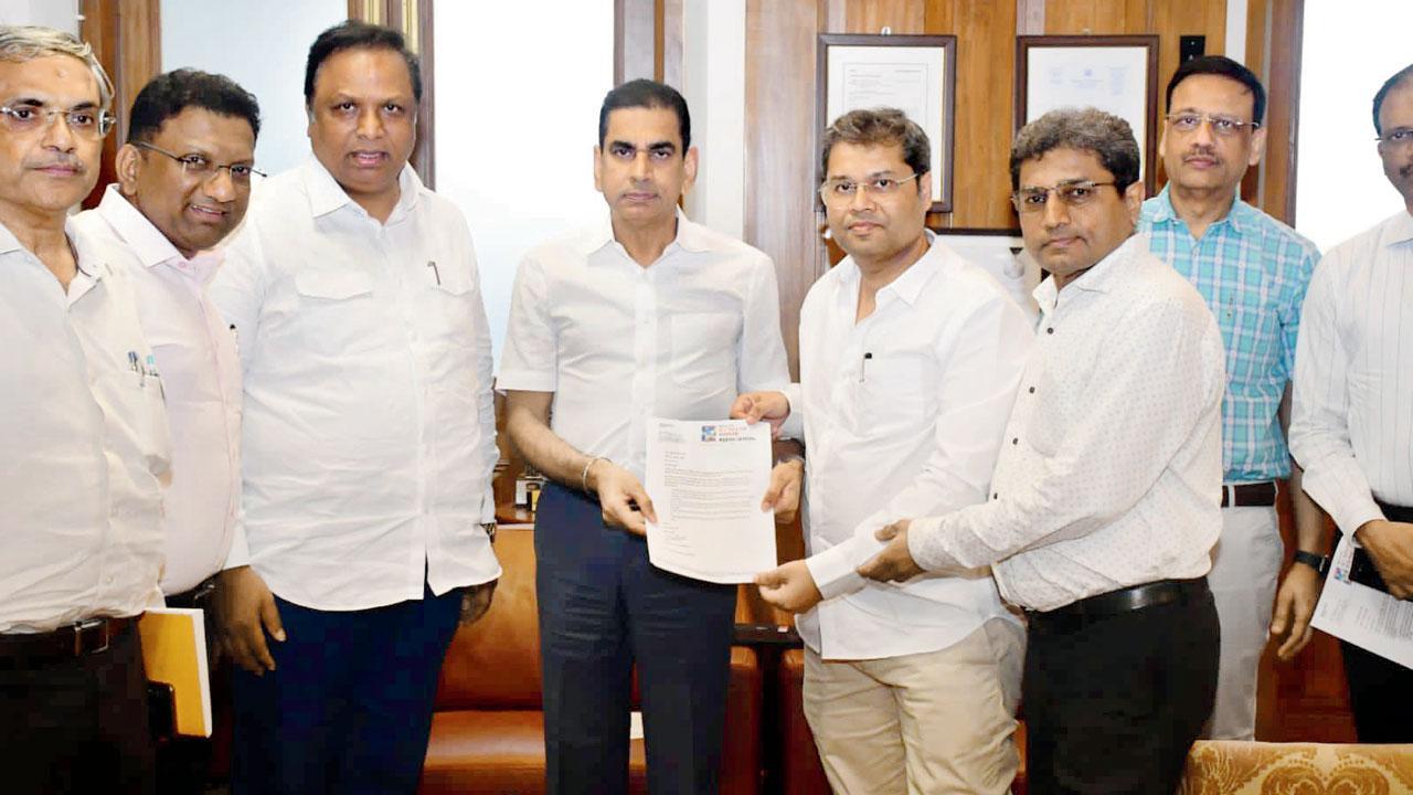 ઇકબાલ ચહલને આશિષ શેલારની હાજરીમાં લાઇસન્સ-ફીમાં રાહત આપવા માટે આવેદનપત્ર આપી રહેલા જી-સાઉથ વ્યાપારી અસોસિએશનના અને ફેડરેશન ઑફ રીટેલ ક્લોધિંગ અસોસિએશનના પદાધિકારીઓ