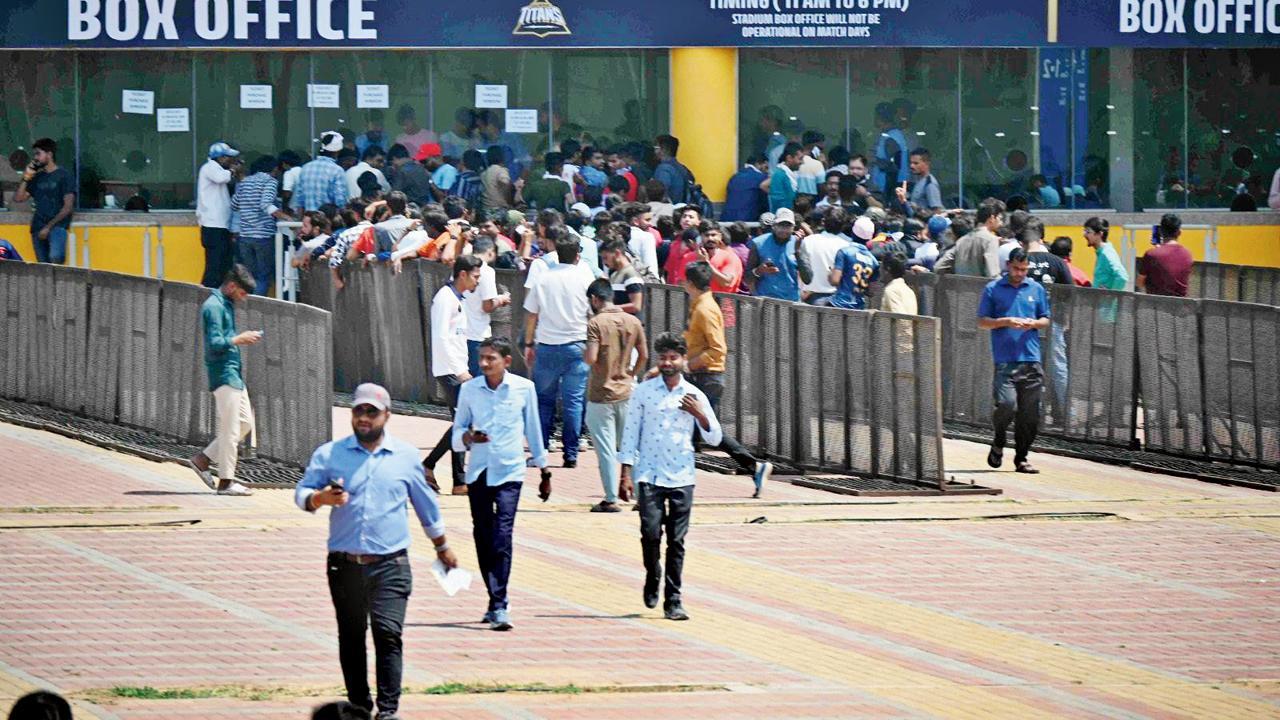 અમદાવાદમાં આઇપીએલની ટિકિટ ખરીદવા જામે છે ભીડ તસવીર જનક પટેલ