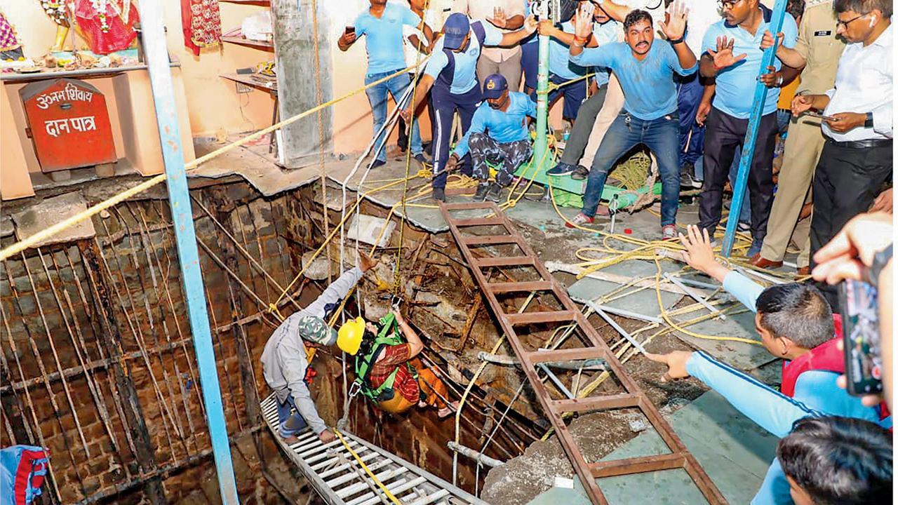 ઇન્દોરમાં ગઈ કાલે બેલેશ્વર મહાદેવ ઝૂલેલાલ મંદિરમાં કૂવાની છત તૂટી પડ્યા બાદ રેસ્ક્યુ ઑપરેશન કરી રહેલી ટીમ. તસવીર પી.ટી.આઇ.