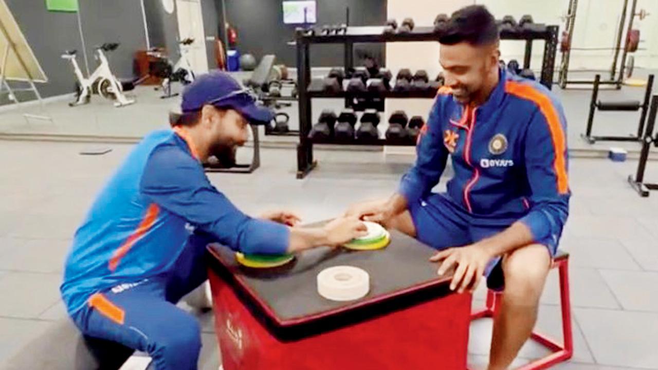 ગઈ કાલે અમદાવાદમાં પ્લેયર ઑફ ધ સિરીઝનો સંયુક્ત અવૉર્ડ જીત્યા બાદ મજાકના મૂડમાં જાડેજા અને અશ્વિન. ‘બાપુ’ તરીકે જાણીતા જાડેજાએ અશ્વિનને સરખો હિસ્સો આપવાને બદલે છેલ્લી જાડી પ્લેટ પોતાના કબજામાં કરી લીધી હતી અને બન્ને સ્પિનર્સ હસતાં-હસતાં પાછા આવ્યા હતા.