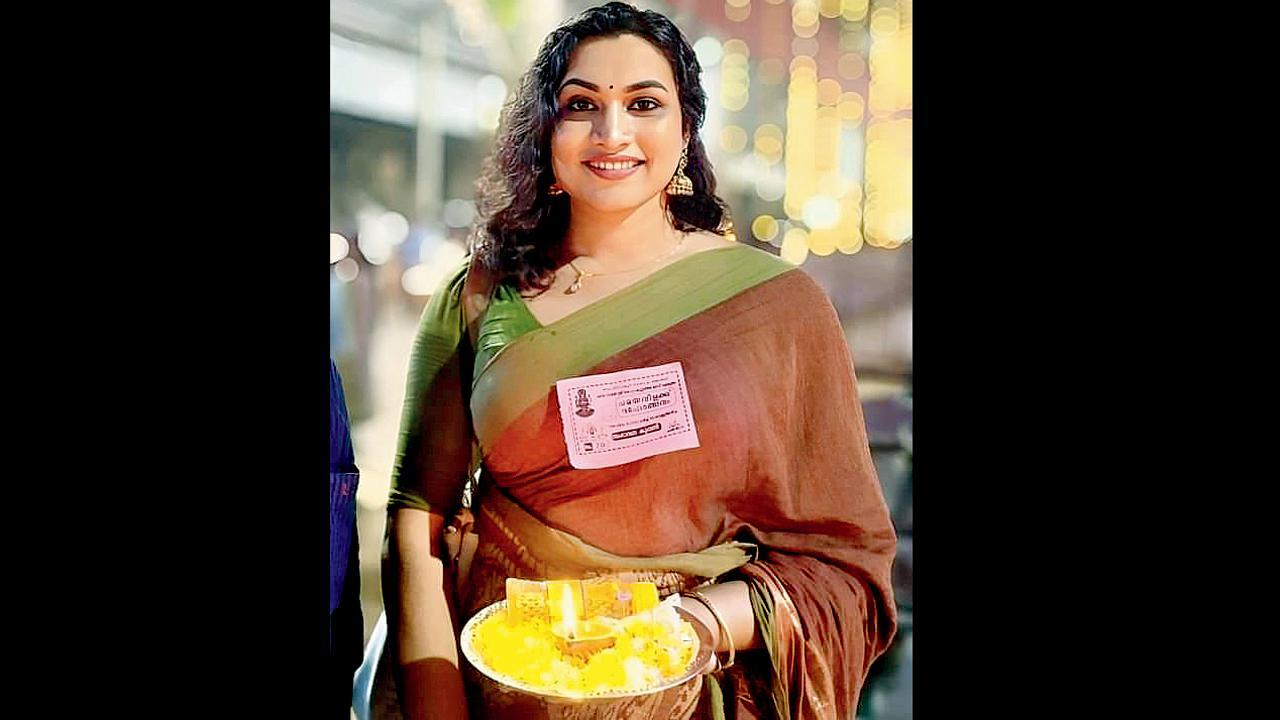 આ તસવીરમાં જોવા મળતો પુરુષ આ સ્પર્ધામાં મેકઅપ માટે પહેલું ઇનામ જીત્યો છે.’