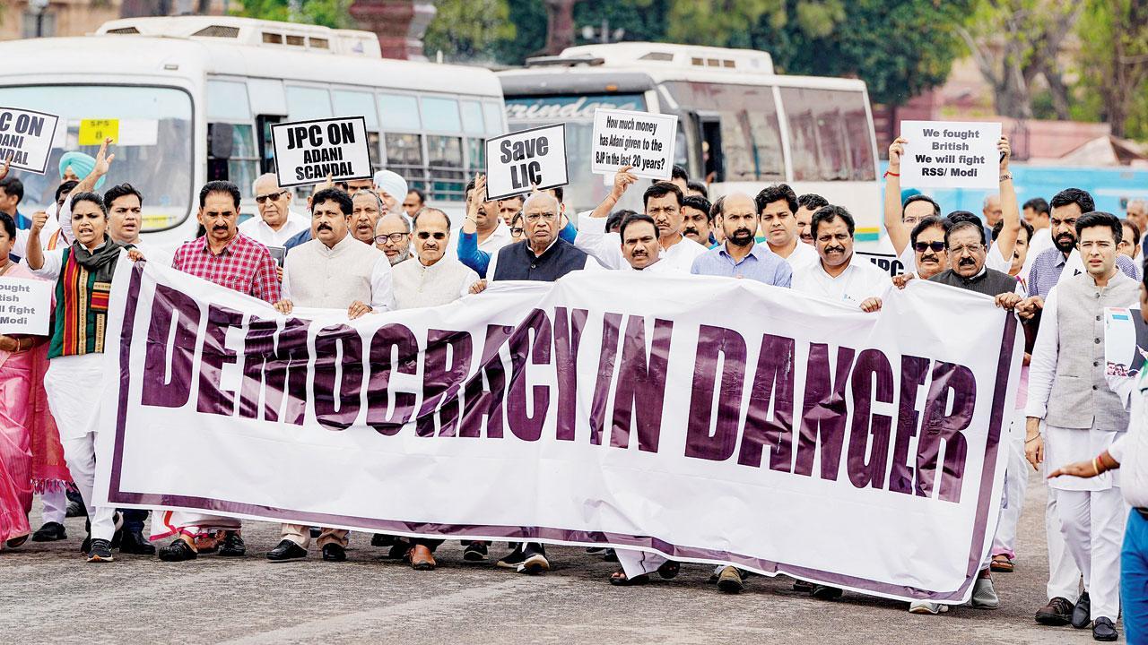 નવી દિલ્હીમાં ગઈ કાલે વિજય ચોક ખાતે વિરોધ કૂચ દરમ્યાન ‘ડેમોક્રસી ઇન ડેન્જર’ લખાણવાળા બૅનર સાથે કૉન્ગ્રેસના અધ્યક્ષ મલ્લિકાર્જુન ખડગે અને અન્ય સંસદસભ્યો.  પી.ટી.આઇ.