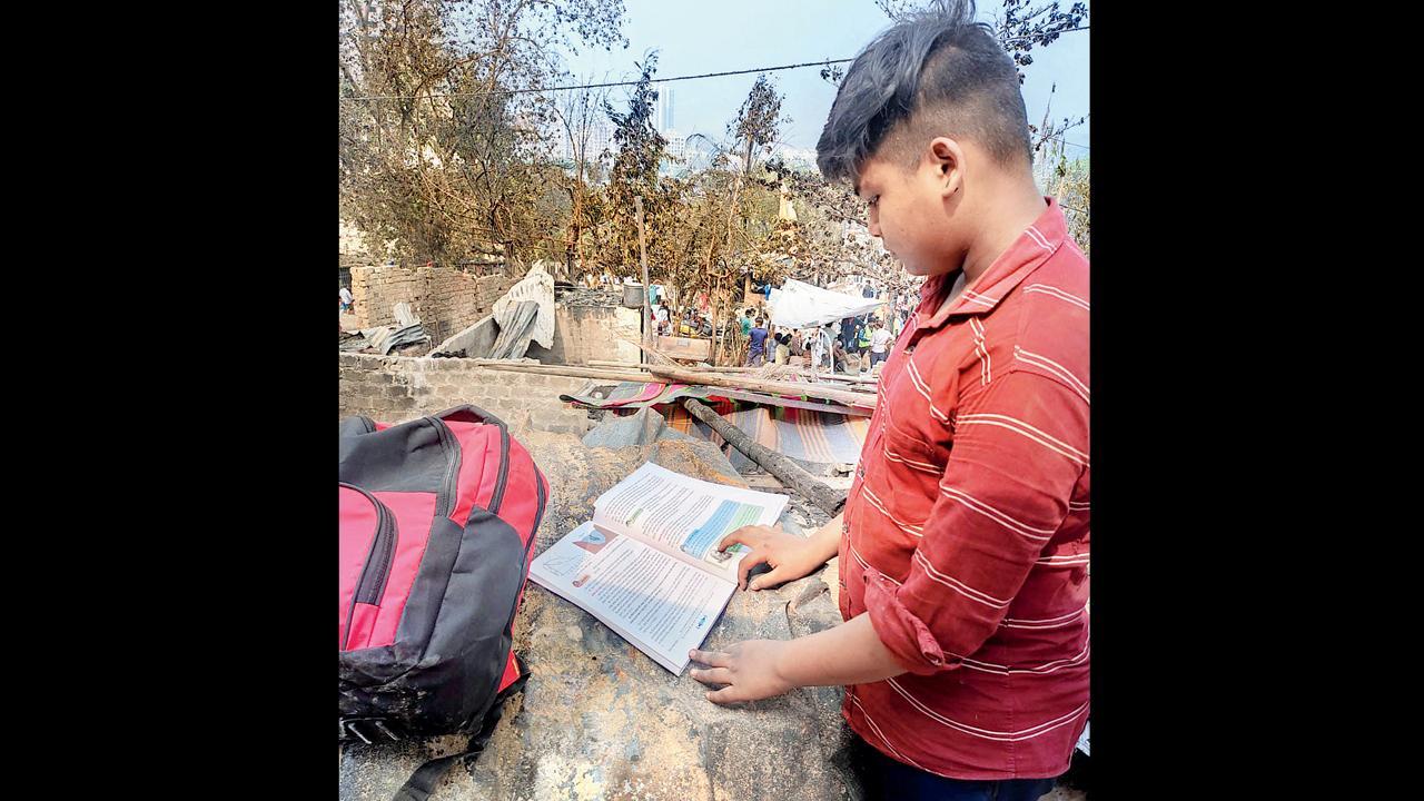 આગમાં ઘર બળી ગયા પછી રસ્તા પર ભણી રહેલો શનિ શ્રીવાસ્તવ