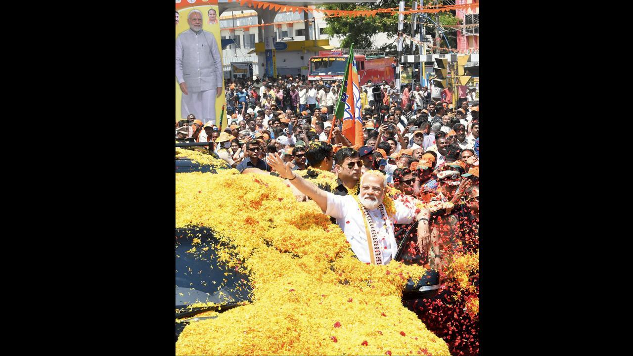 મંડ્યામાં ગઈ કાલે રોડ-શો દરમ્યાન સપોર્ટર્સનું અભિવાદન ઝીલી રહેલા વડા પ્રધાન નરેન્દ્ર મોદી. તસવીર પી.ટી.આઇ.