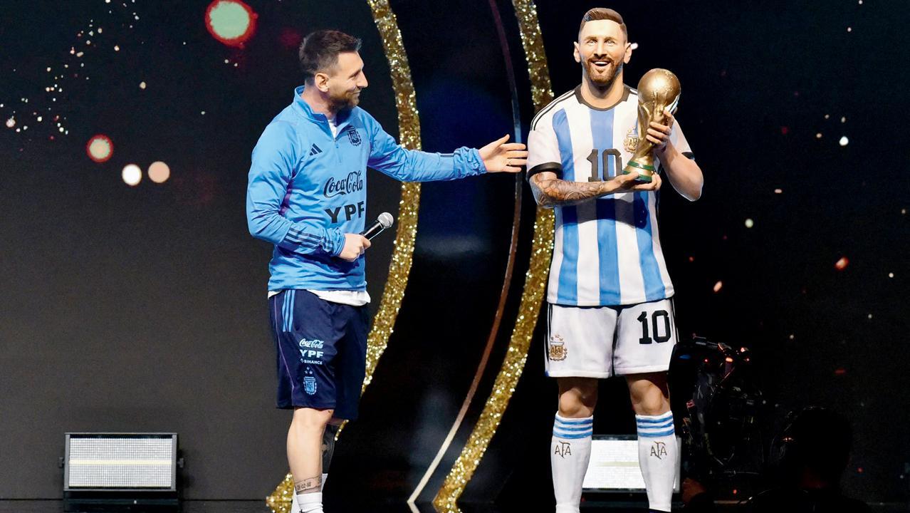 મેસી ગિફ્ટમાં મળેલું પોતાનું સ્ટૅચ્યુ જોઈને છક થઈ ગયો