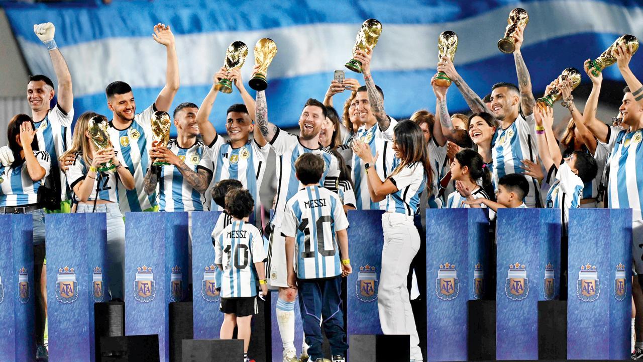 ઉજવણી દરમ્યાન આર્જેન્ટિનાના ખેલાડીઓએ મેસીને ઊંચકીને ઉછાળ્યો હતો અને આ સેલિબ્રેશન ઘણી વાર સુધી ચાલ્યું હતું. તસવીર: એ. એફ. પી.
