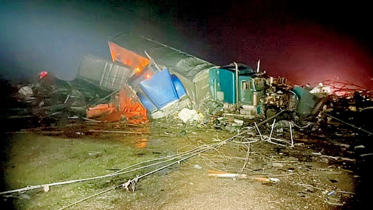 મિસિસિપીના શારકી કાઉન્ટીમાં શુક્રવારે રાતે ભારે તોફાન બાદ વેરાયેલો વિનાશ.