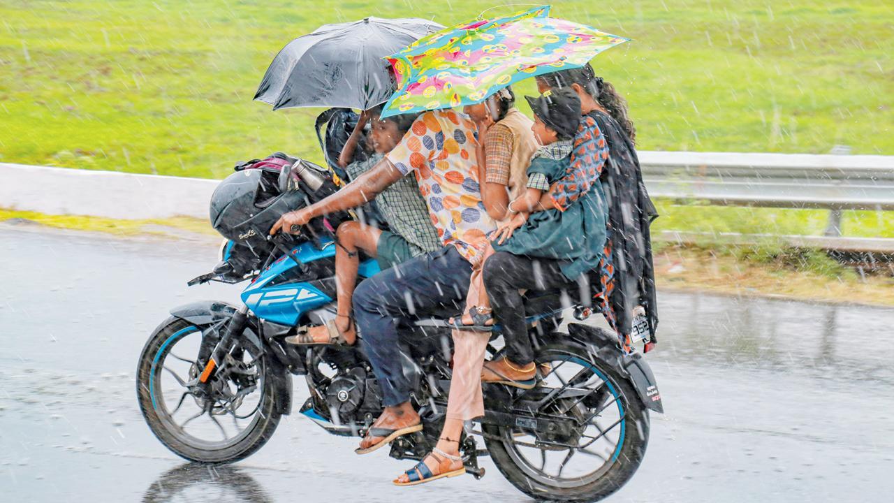 કન્યાકુમારીમાં નાગરકોઇલ ખાતે ગઈ કાલે વરસાદમાં બાઇક પર જઈ રહેલો પરિવાર.