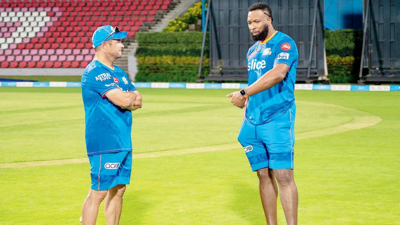 મુંબઈ ઇન્ડિયન્સના પ્રૅક્ટિસ-સેશનમાં હેડ-કોચ બાઉચર સાથે બૅટિંગ-કોચ પોલાર્ડ