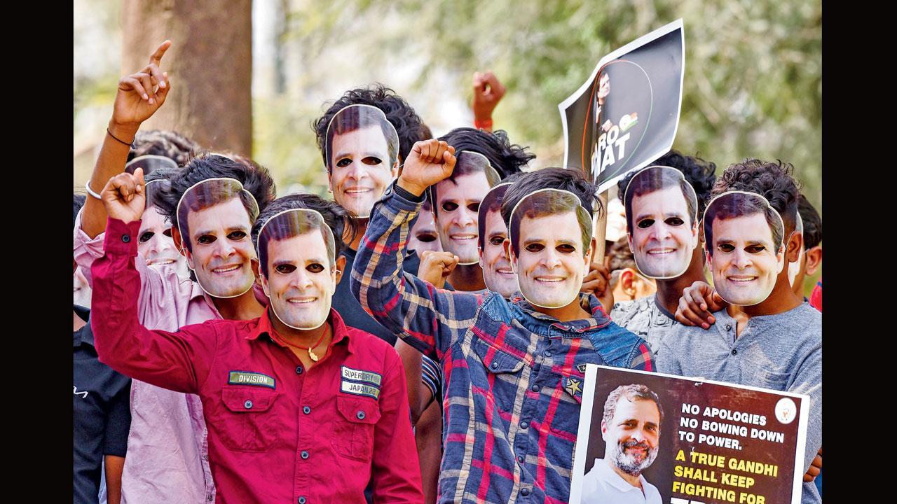 નવી દિલ્હીમાં ગઈ કાલે કૉન્ગ્રેસના મુખ્યાલય ખાતે રાહુલ ગાંધીના માસ્ક પહેરીને વિરોધ કરી રહેલા કૉન્ગ્રેસના કાર્યકરો. 