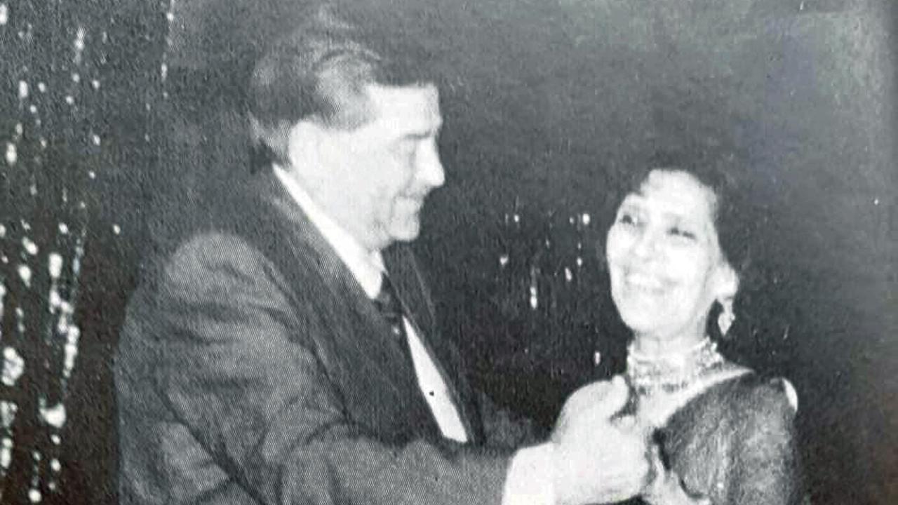 ‘સ્ટાર ઍન્ડ સ્ટાઇલ’નાં એડિટર ગુલશન ઈવિંગ સાથે ડાન્સ કરતા રાજ કપૂર.