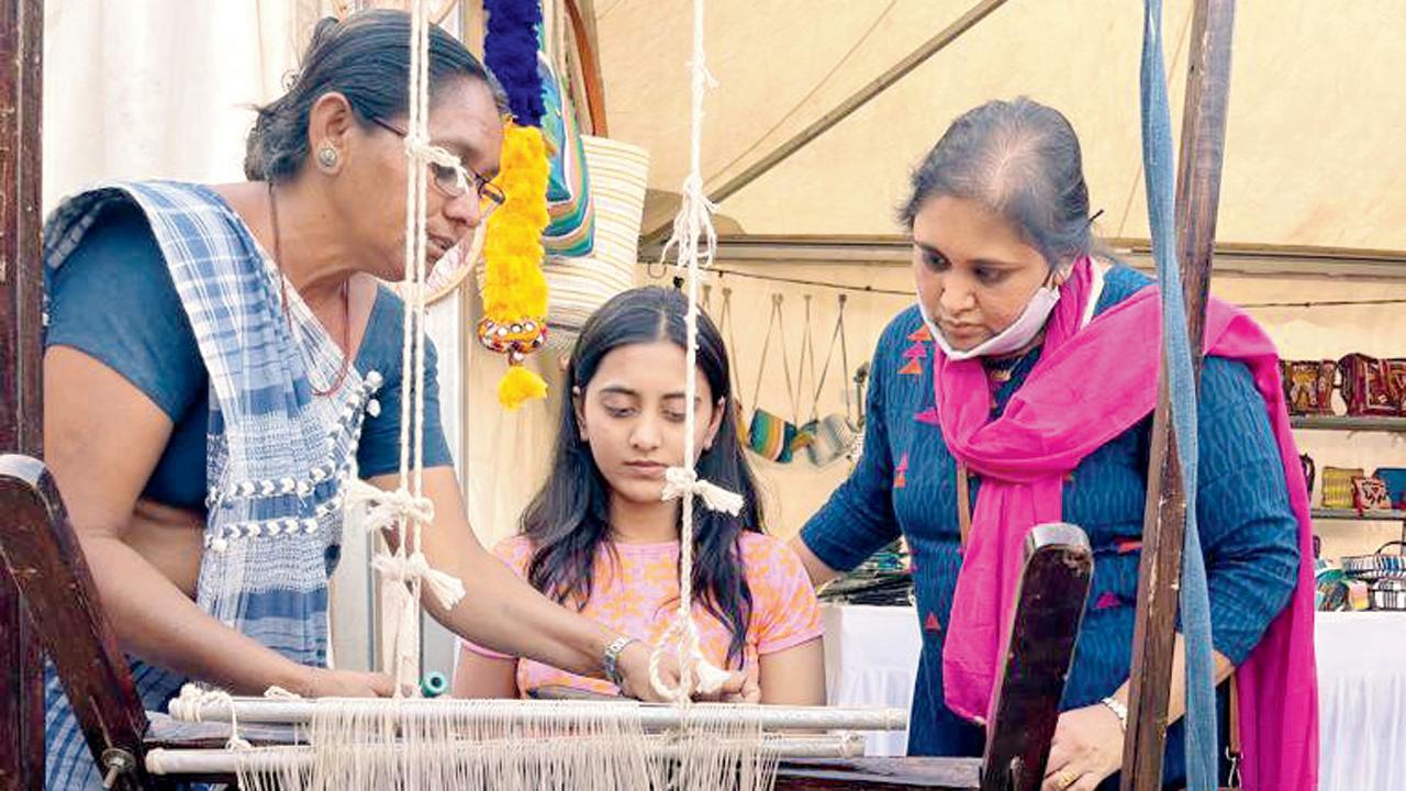 પ્લાસ્ટિક વેસ્ટમાંથી વણાટકામ શીખવતાં રાજીબહેન.