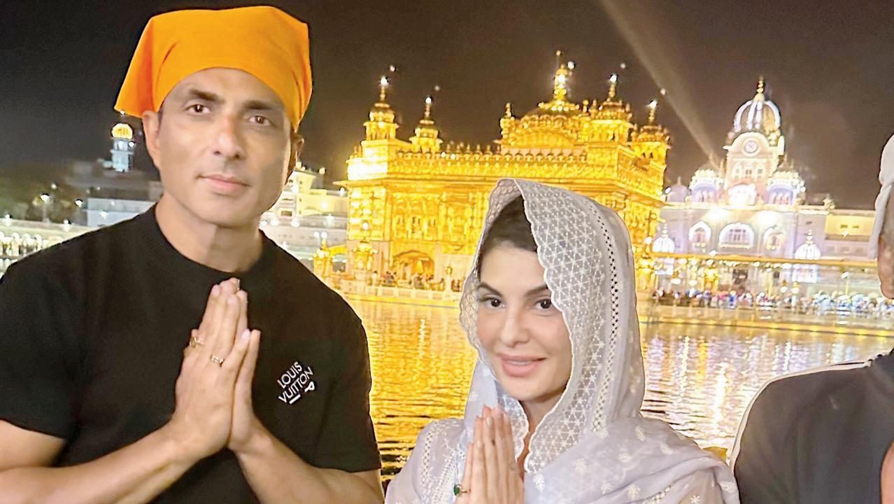 ગોલ્ડન ટેમ્પલ પહોંચ્યાં સોનુ સૂદ અને જૅકલિન ફર્નાન્ડિસ