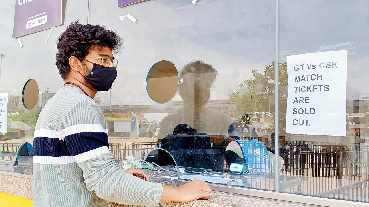 આવતી કાલની ગુજરાત-ચેન્નઈ વચ્ચેની પ્રથમ મૅચ માટે ચાહકોનો ધસારો થતાં ટિકિટો વેચાઈ ગઈ ત્યારે વિન્ડો પર એનું બોર્ડ જોઈ રહેલો એક ક્રિકેટ-ફૅન.