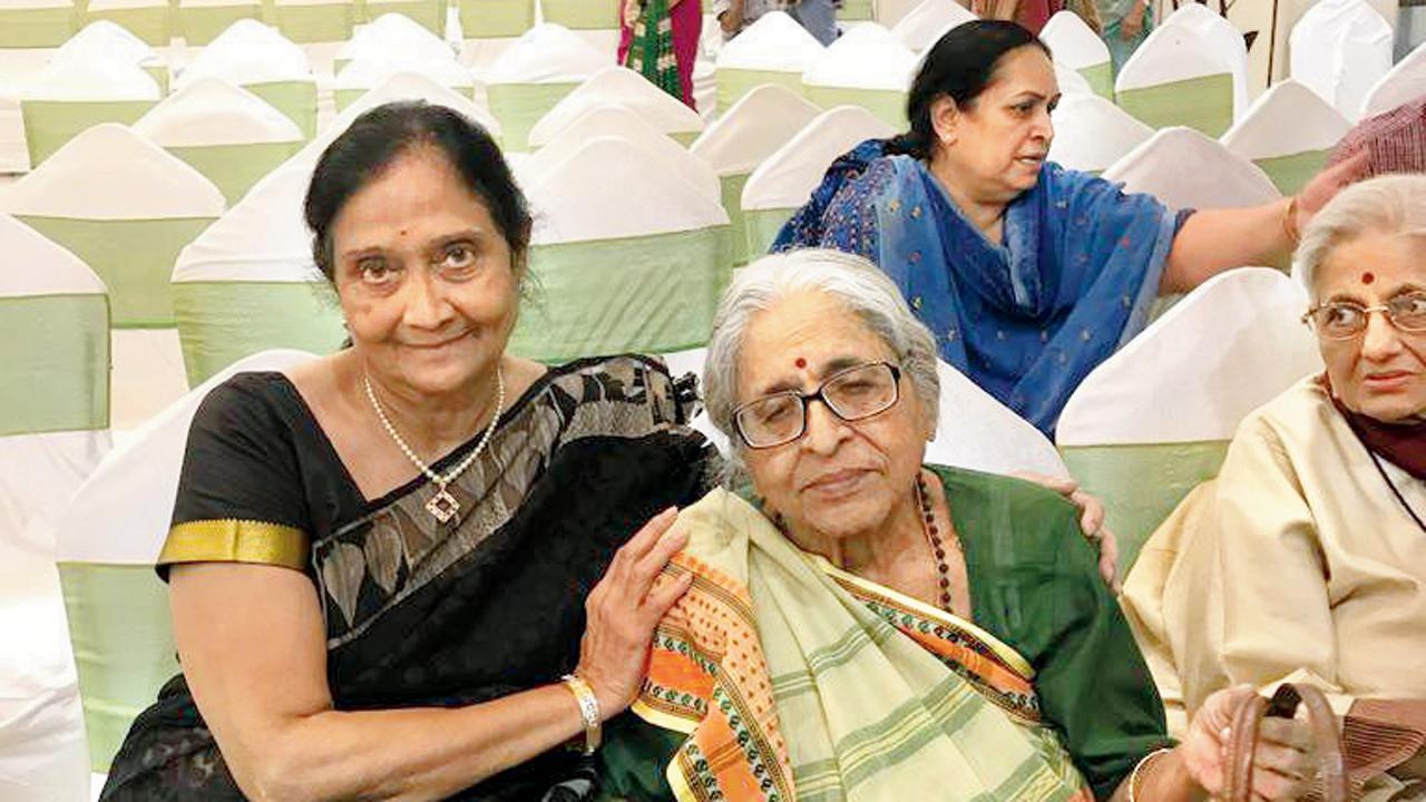 ધીરૂબહેન પટેલ સાથે વર્ષાબહેન અડાલજા.