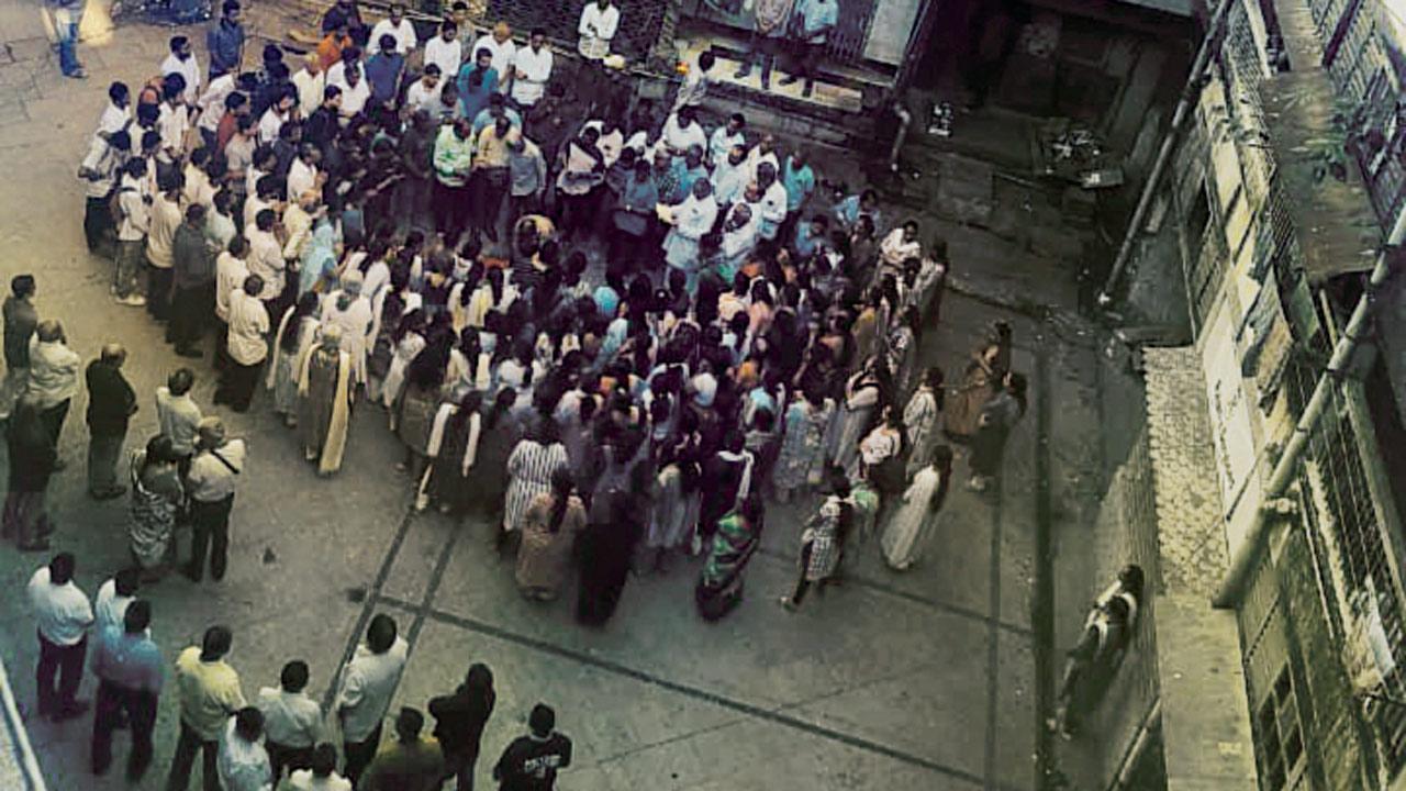 જેનિલની અંતિમયાત્રામાં ભેેગા થયેલા લોકો.