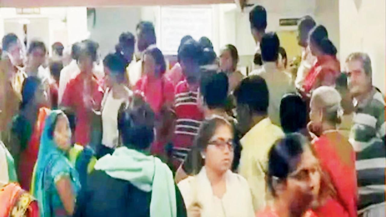 બાગેશ્વરધામ દરબાર બાદ મીરા રોડ પોલીસ સ્ટેશનમાં દાગીના આંચકવાની ફરિયાદ કરવા પહોંચેલી મહિલાઓ