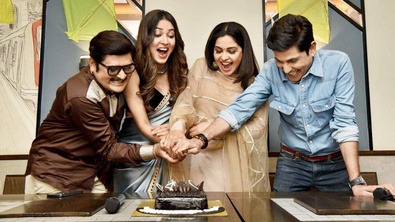 એન્ડટીવી પર આવતા આ શોમાં આસિફ શેખ, શુભાંગી અત્રે, રોહિતાશ્વ ગૌડ અને વિદિશા શ્રીવાસ્તવે કેક કાપી સેલિબ્રેશન કર્યું હતું