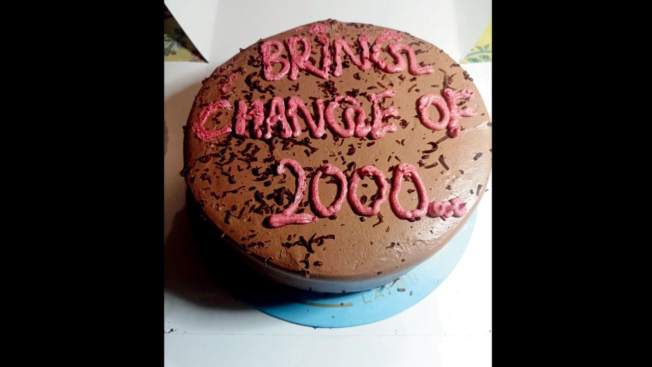 ૨૦૦૦ના છૂટા લાવવાના મેસેજવાળી કેક જ ડિલિવર કરી દીધી. 