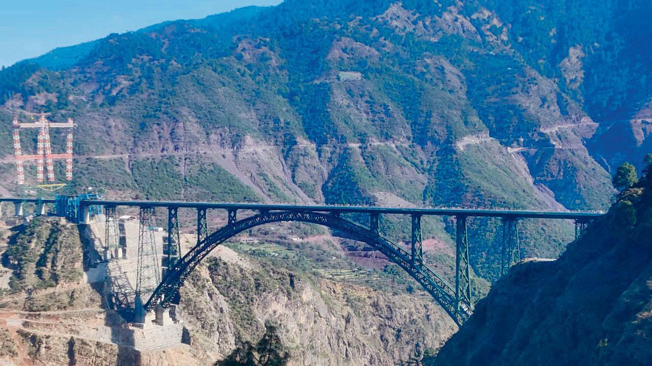 કાશ્મીરમાં ચિનાબ પરનો રેલ્વે પુલ, જે પૂર્ણતાના આરે છે