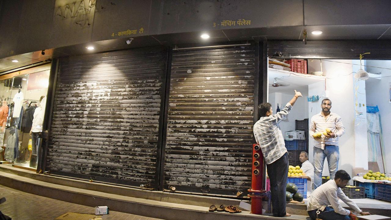 સાઉથ મુંબઈમાં વી.પી. રોડ પર આવેલી ગાલા પરિવારની દુકાન (તસવીર : આશિષ રાજે)