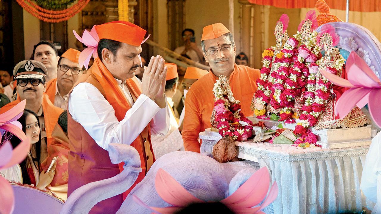 ગઈ કાલે નાગપુરમાં રામનવમીની રથયાત્રાના દર્શન કરી રહેલા દેવેન્દ્ર ફડણવીસ