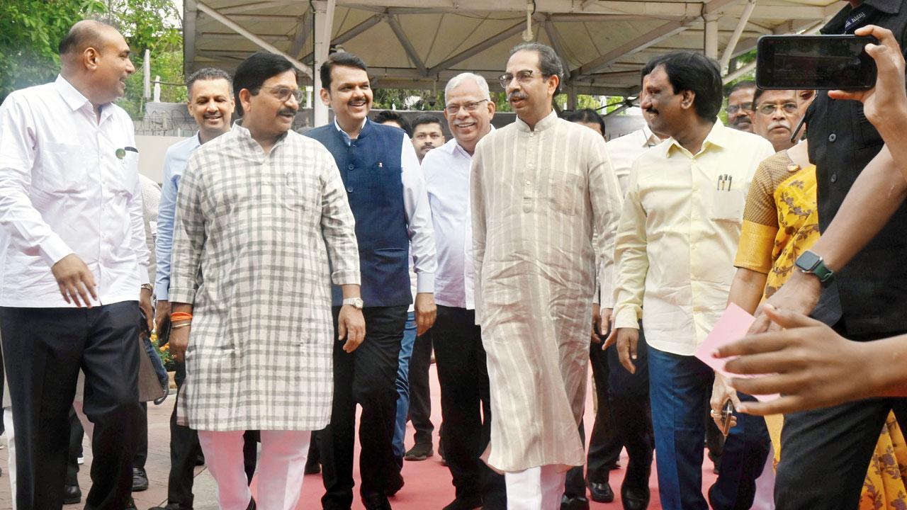 નાયબ મુખ્ય પ્રધાન દેવેન્દ્ર ફડણવીસ અને ઉદ્ધવ ઠાકરે ગઈ કાલે વિધાનભવનમાં પ્રવેશ કરતી વખતે વાતચીત કરતા જોવા મળ્યા હતા (તસવીર : સૈયદ સમીર અબેદી)