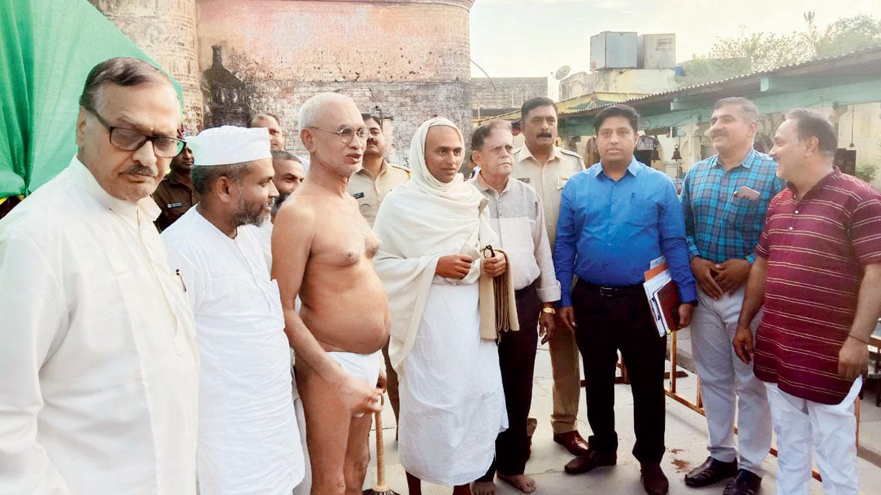 દિગંબર સાધુ સિદ્ધાંતસાગર મહારાજસાહેબ અને શ્વેતાંમ્બર સાધુ પંન્યાસ પરમહંસવિજયજી મહારાજસાહેબ સાથે બંને સમુદાયના અગ્રણીઓ