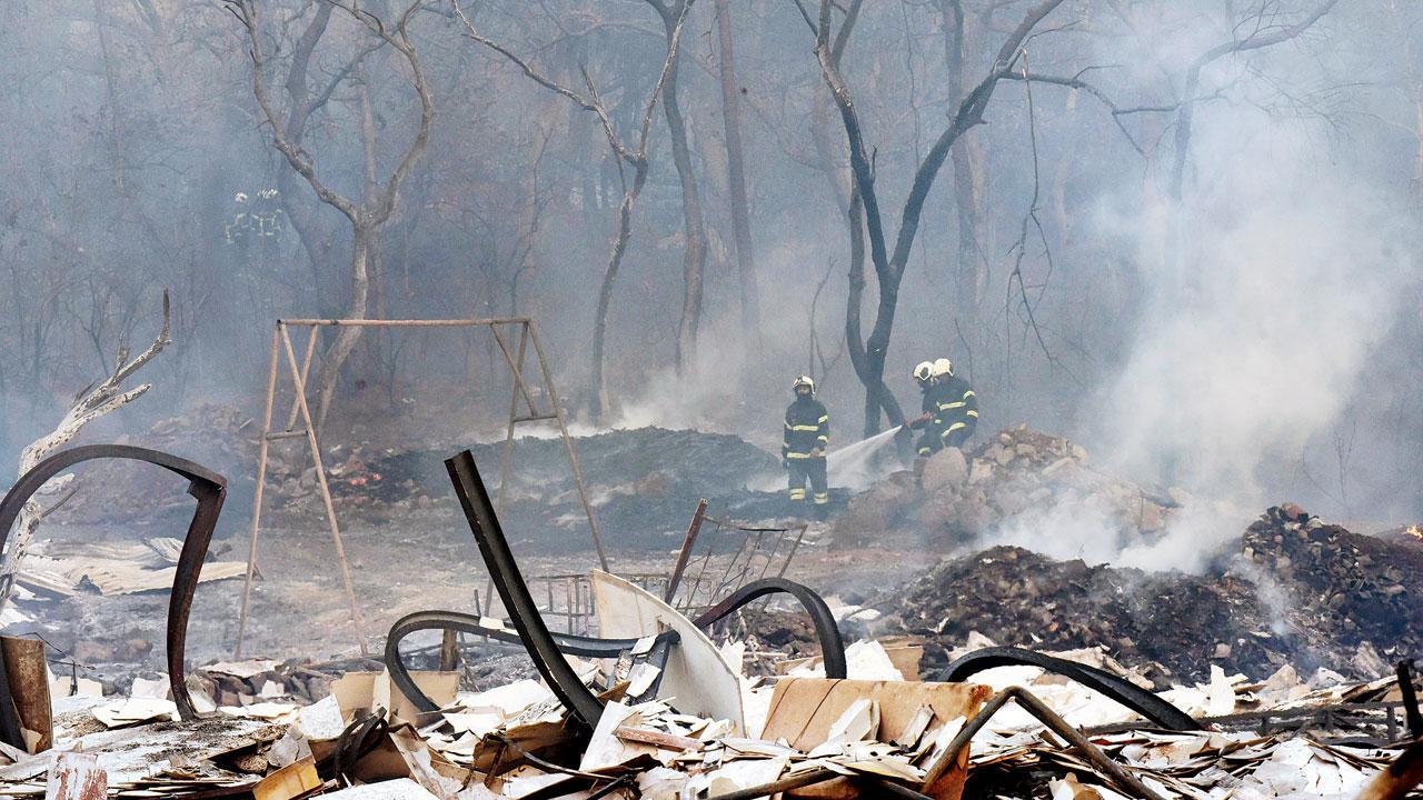 ફિલ્મસિટીની આગમાં ભારે નુકસાન થયું હતું (તસવીર : સમીર માર્કન્ડે)