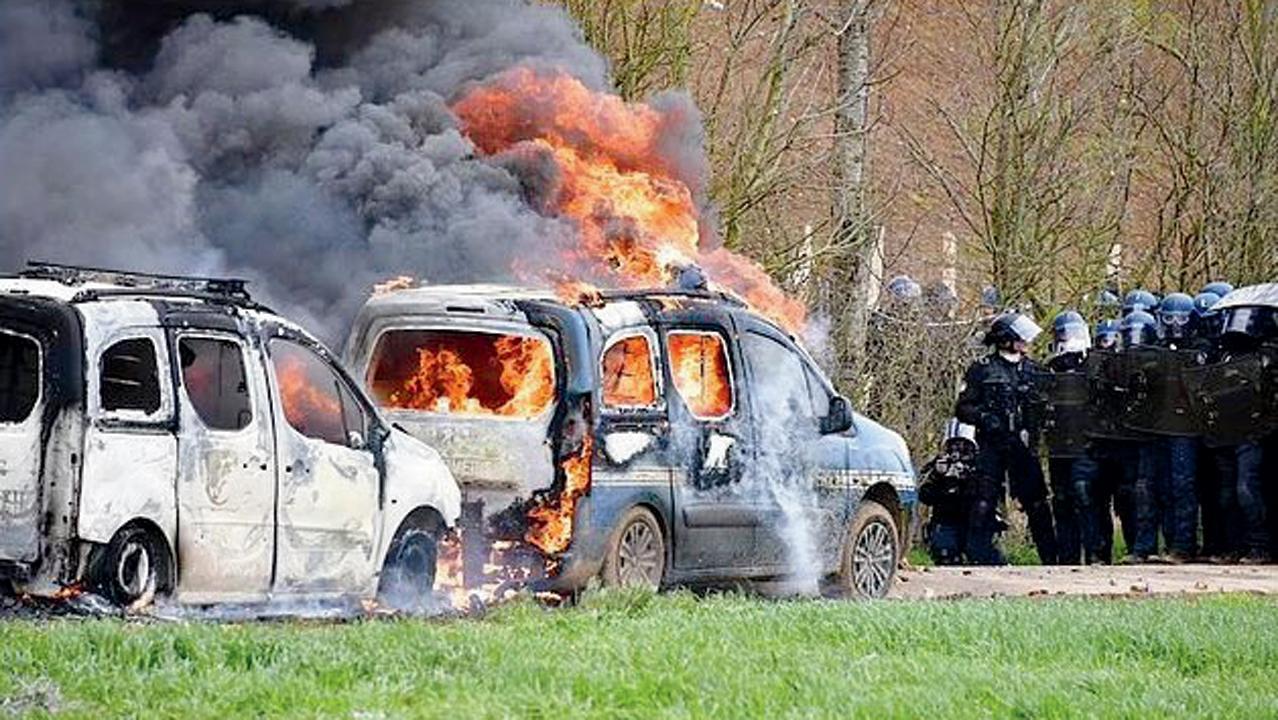 પશ્ચિમ ફ્રાન્સના સેઇન્ટે-સોલિનેમાં રવિવારે વિરોધ-પ્રદર્શન કરનારાઓએ પોલીસને ટાર્ગેટ કરીને મોર્ટારનો ઉપયોગ કર્યો હતો.