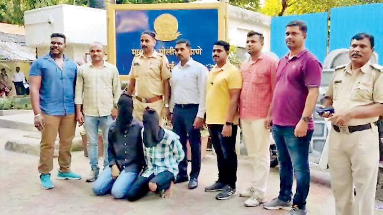 મલાડ પોલીસે પકડી પાડેલા આરોપીઓ અને જપ્ત કરેલા વૃદ્ધ મહિલાના દાગીના