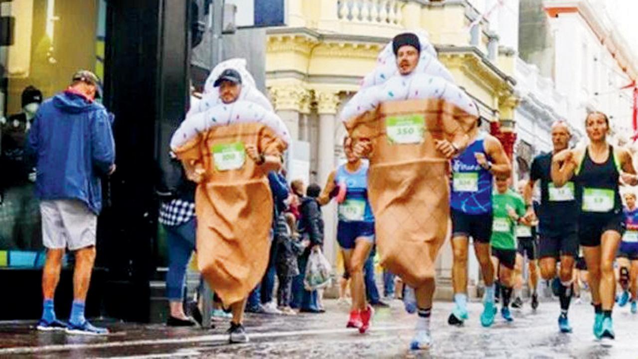 મૅરથૉનમાં આઇસક્રીમના કૉસ્ચ્યુમમાં દોડીને બે બ્રિટિશ મિત્રોએ ગિનેસ રેકૉર્ડ કર્યો