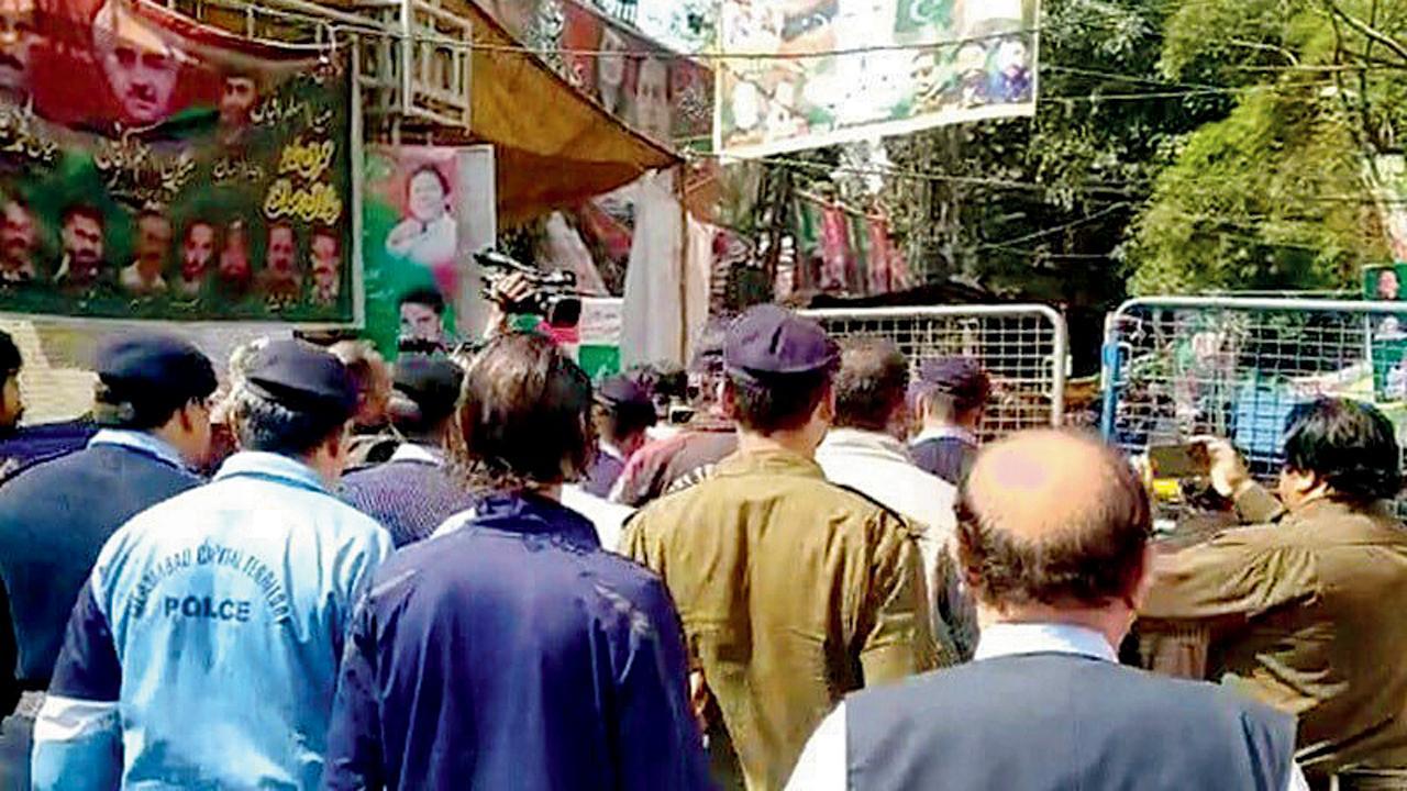 લાહોરમાં ઇમરાનના ઘરની બહાર પોલીસ અધિકારીઓ. 