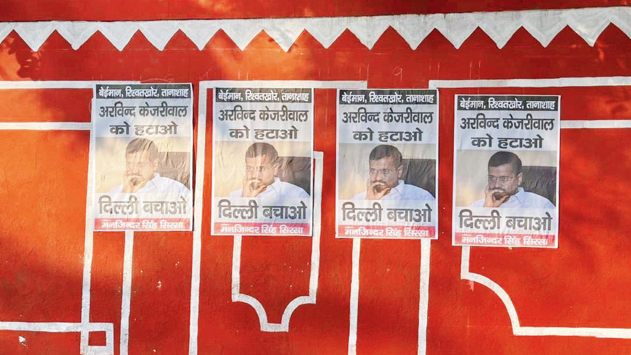 દિલ્હીમાં અનેક જગ્યાએ ગઈ કાલે દિલ્હીના મુખ્ય પ્રધાન અરવિંદ કેજરીવાલની હકાલપટ્ટી માટે હાકલ કરતાં આવાં પોસ્ટર્સ જોવા મળ્યાં.