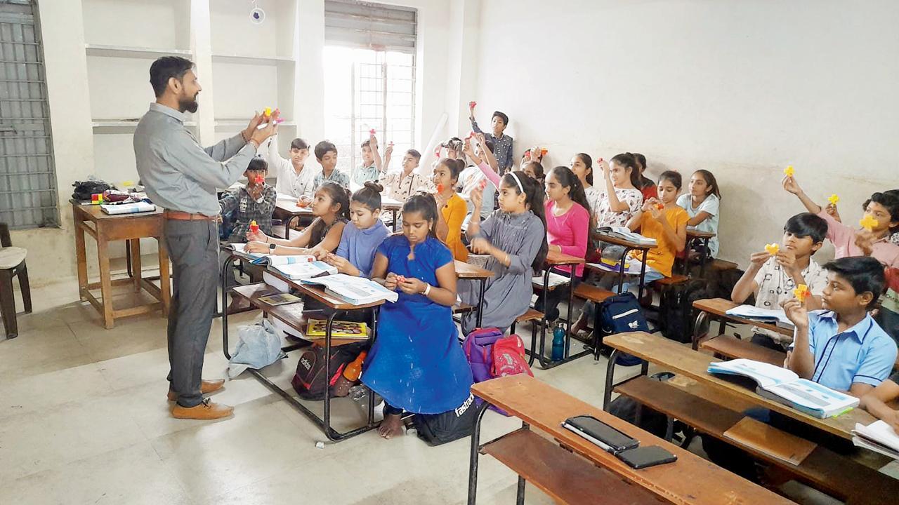 વિદ્યાર્થીઓને ગીત ગાઈને ગણિતનો અભ્યાસ કરાવતા શિક્ષક કૃણાલ મારવણિયા.