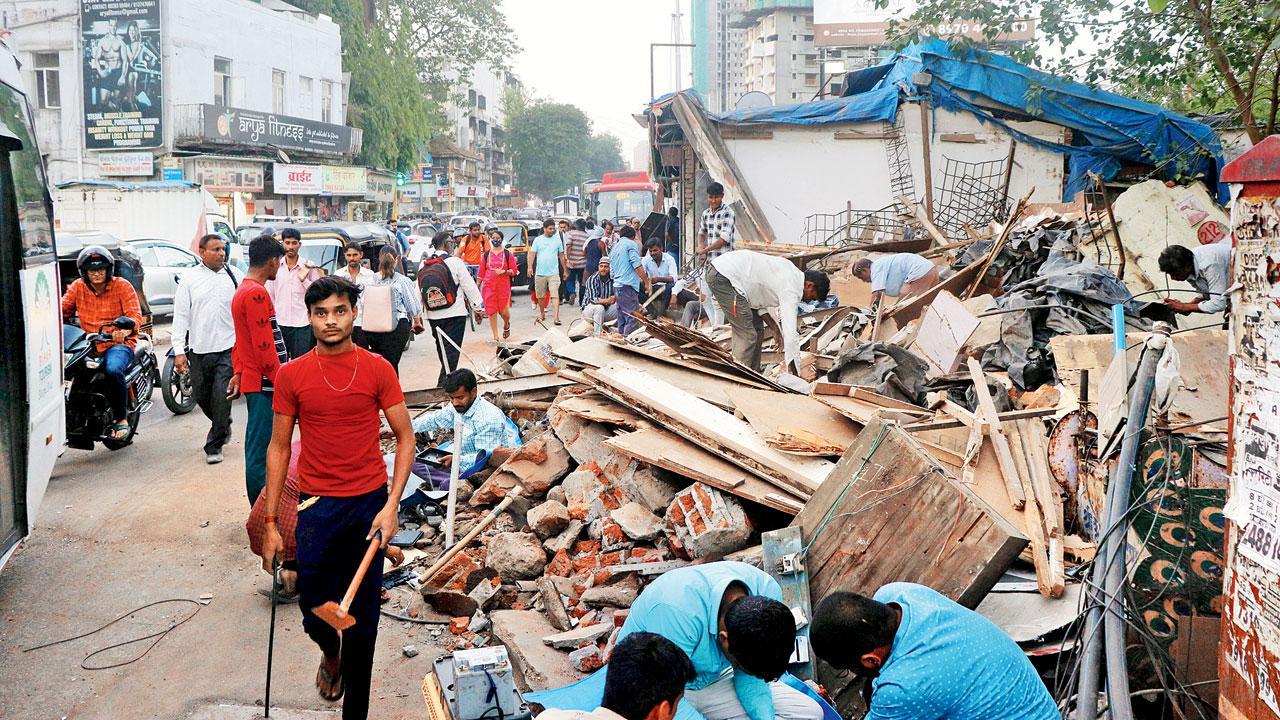 મલાડના એસ. વી. રોડ પર આવેલી ૧૬ દુકાનો પર લેવાયેલી ઍક્શન (તસવીર : અનુરાગ અહિરે)