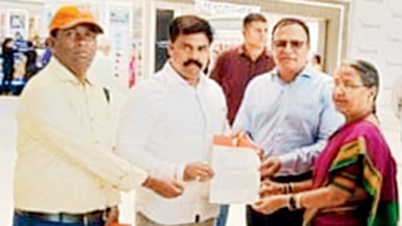 ઑબેરૉય મૉલમાં પ્રવેશ બાબતે એમએનએસના કાર્યકરોને સિક્યૉરિટી ટીમે લેખિતમાં આશ્વાસન આપ્યું હતું.