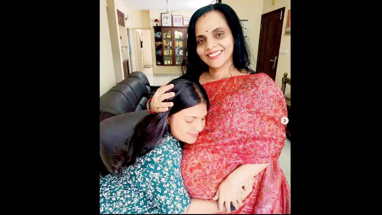 આર્યા ગર્ભવતી માતા સાથે