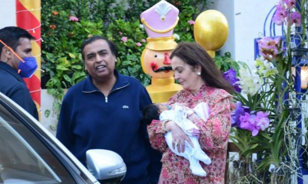 મુકેશ અંબાણી અને ભાણેજને તેડેલા નીતા અંબાણી