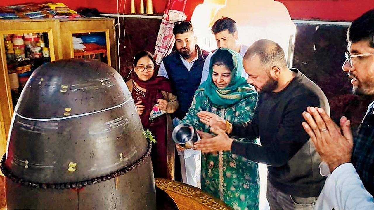 જમ્મુ-કાશ્મીરનાં ભૂતપૂર્વ મુખ્ય પ્રધાન મેહબૂબા મુફ્તીએ પૂંચ જિલ્લામાં બુધવારે નવગ્રહ મંદિરમાં પૂજા કરી હતી. તેમણે શિવલિંગને જળાભિષેક પણ કર્યો હતો