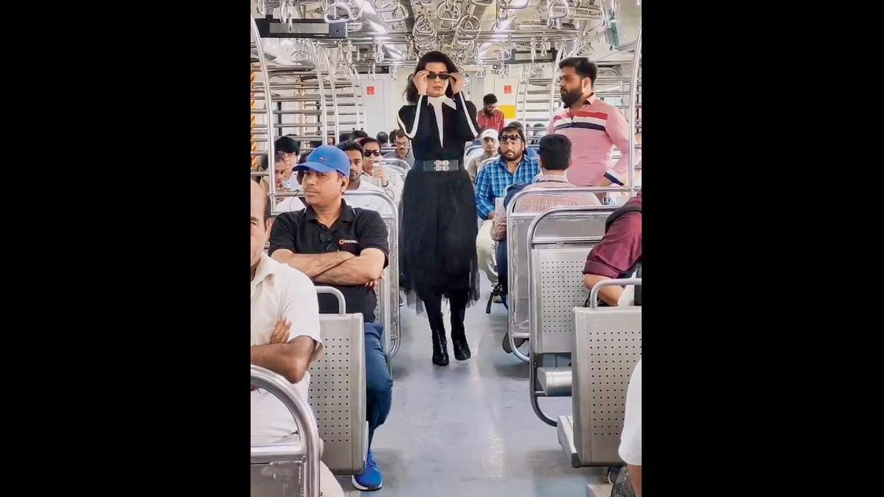 ફૅશન-બ્લૉગર શિવમ ભારદ્વાજે મુંબઈની લોકલ ટ્રેનમાં મહિલાની જેમ સ્કર્ટ પહેરીને કૅટવૉક કરતો વિડિયો ઇન્સ્ટાગ્રામ પર અપલોડ કર્યો છે.
