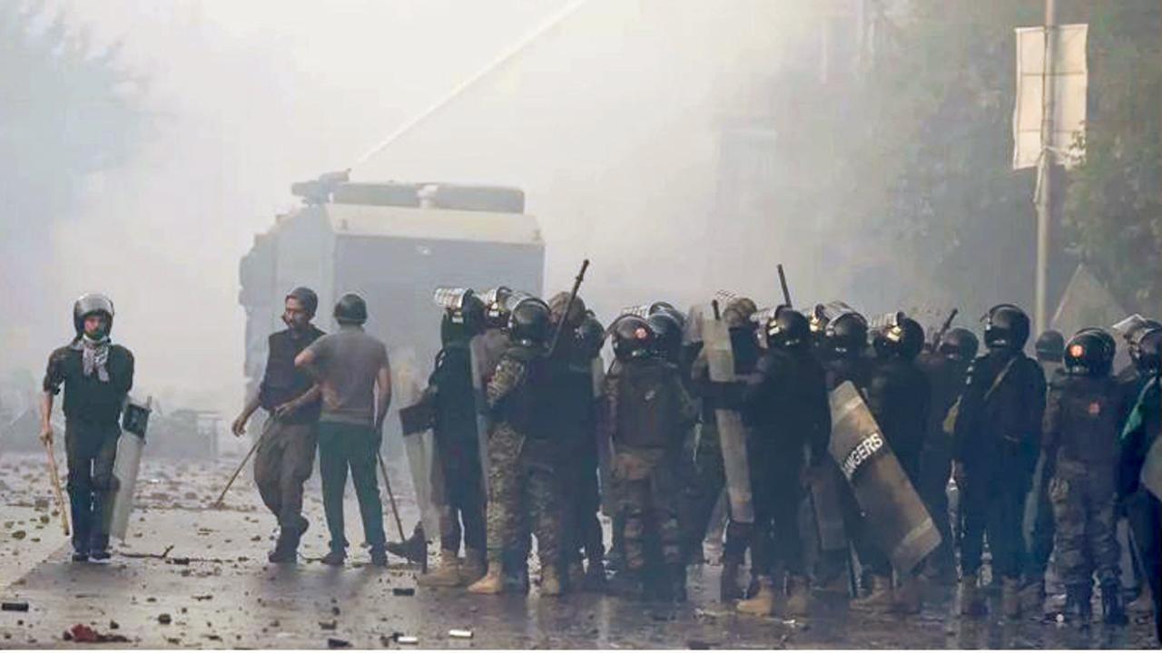 પાકિસ્તાનના લાહોરમાં ગઈ કાલે ઇમરાન ખાનના સમર્થકોને વિખેરવા માટે પોલીસે વૉટર-કૅનનનો મારો ચલાવ્યો હતો.