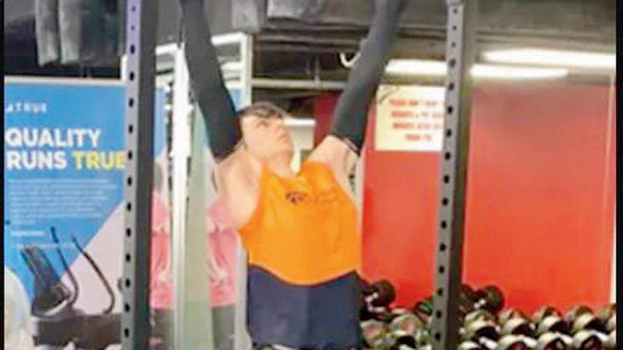 ફિટનેસના આગ્રહી આ યુવકે ચૅરિટી માટે વિક્રમી પુલ-અપ્સ કર્યા